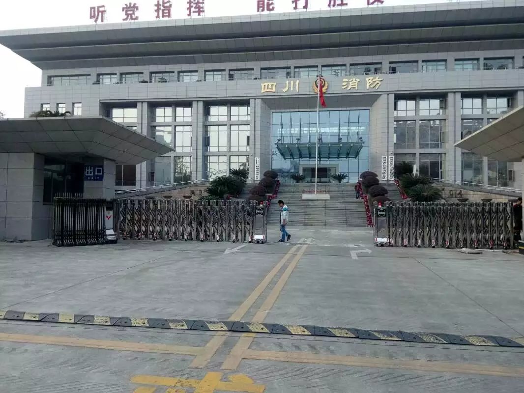 张家口崇礼区张家口崇礼区四川消防总队伸缩门